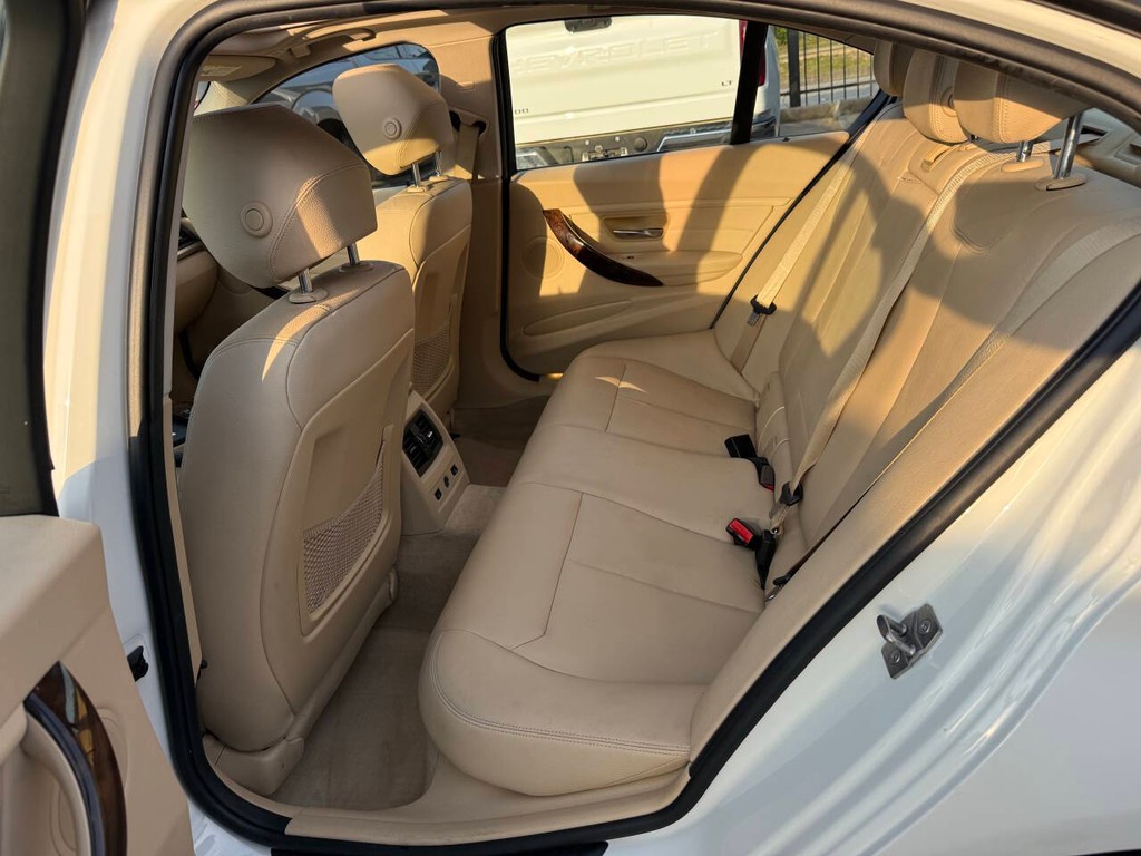 BMW 3 Series Vehicle Full-screen Gallery Image 14