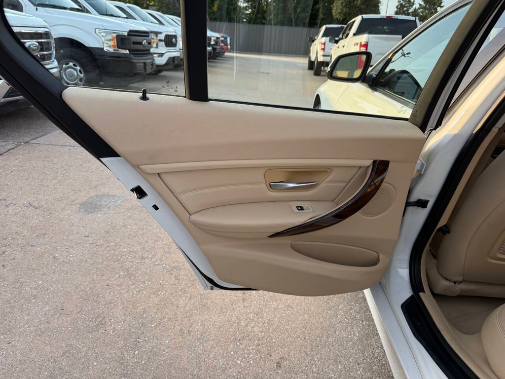 BMW 3 Series Vehicle Full-screen Gallery Image 15