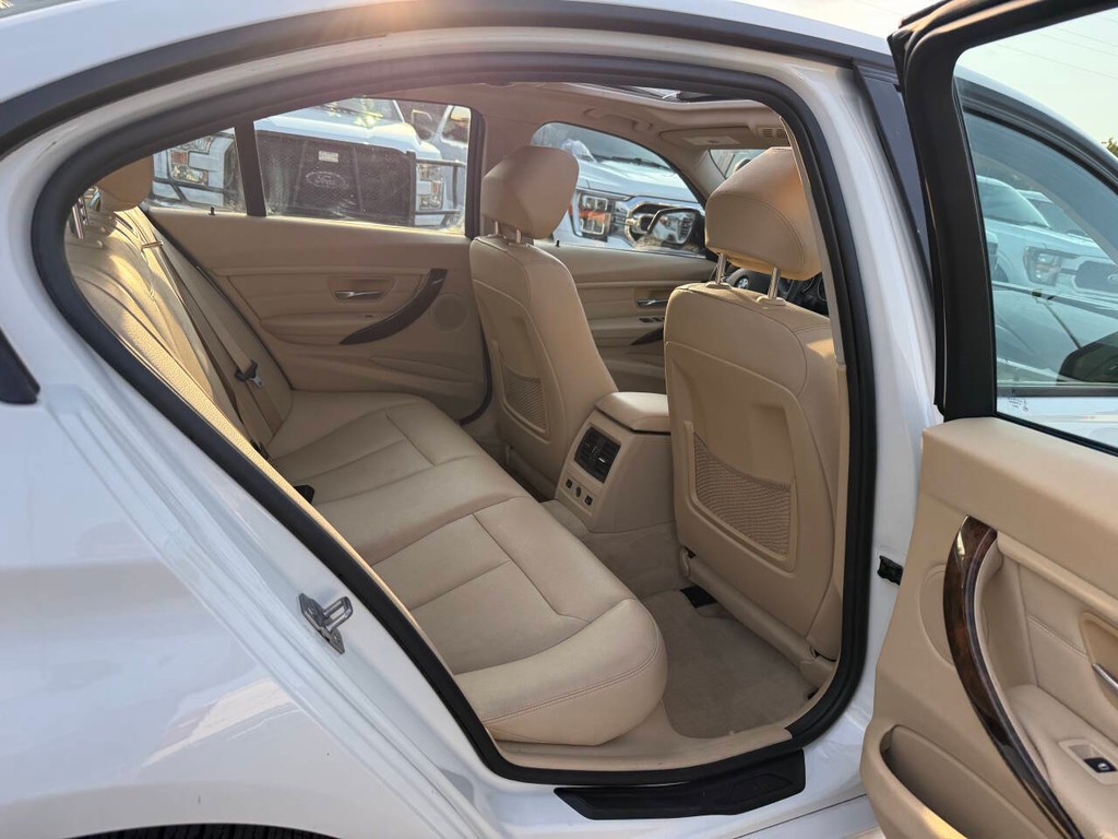 BMW 3 Series Vehicle Full-screen Gallery Image 16