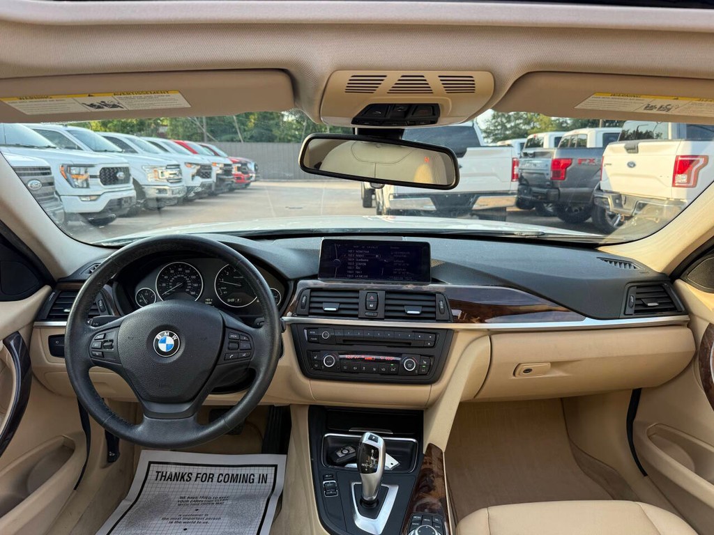 BMW 3 Series Vehicle Full-screen Gallery Image 18