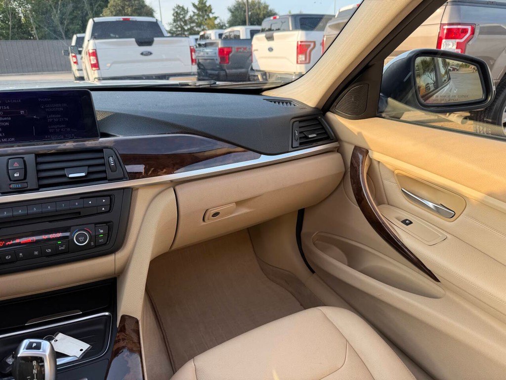 BMW 3 Series Vehicle Full-screen Gallery Image 21