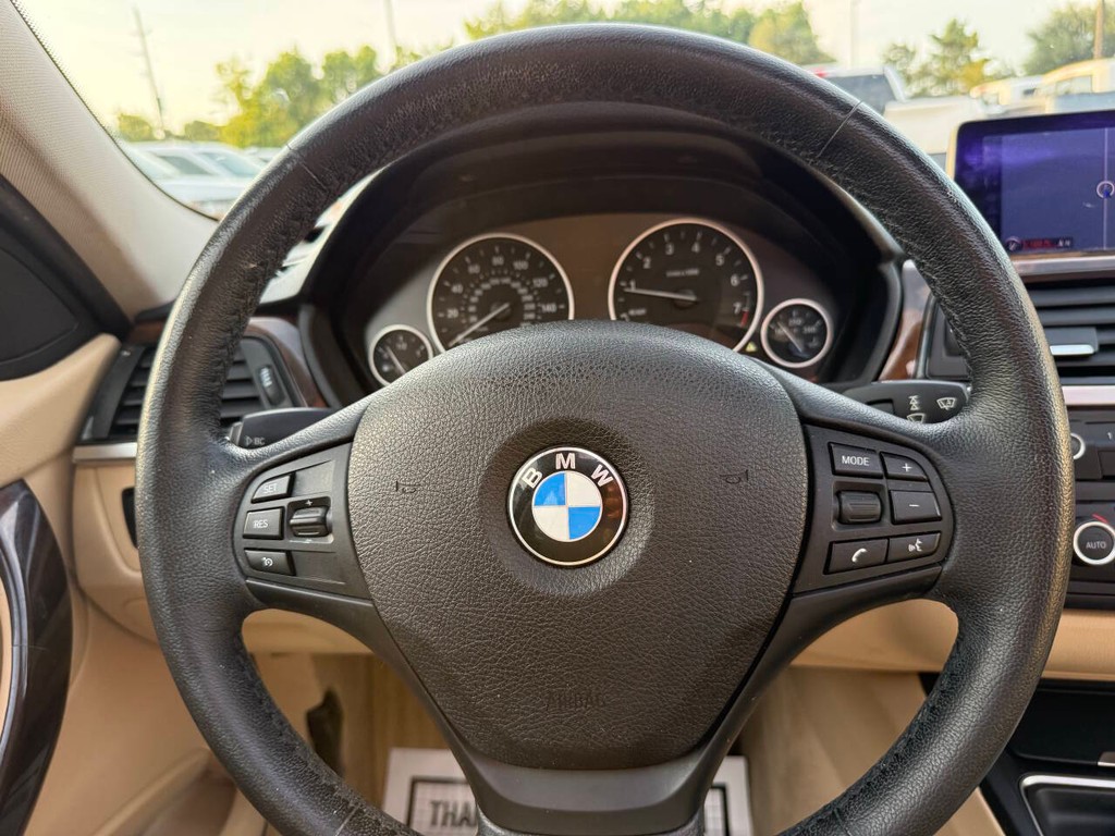 BMW 3 Series Vehicle Full-screen Gallery Image 23