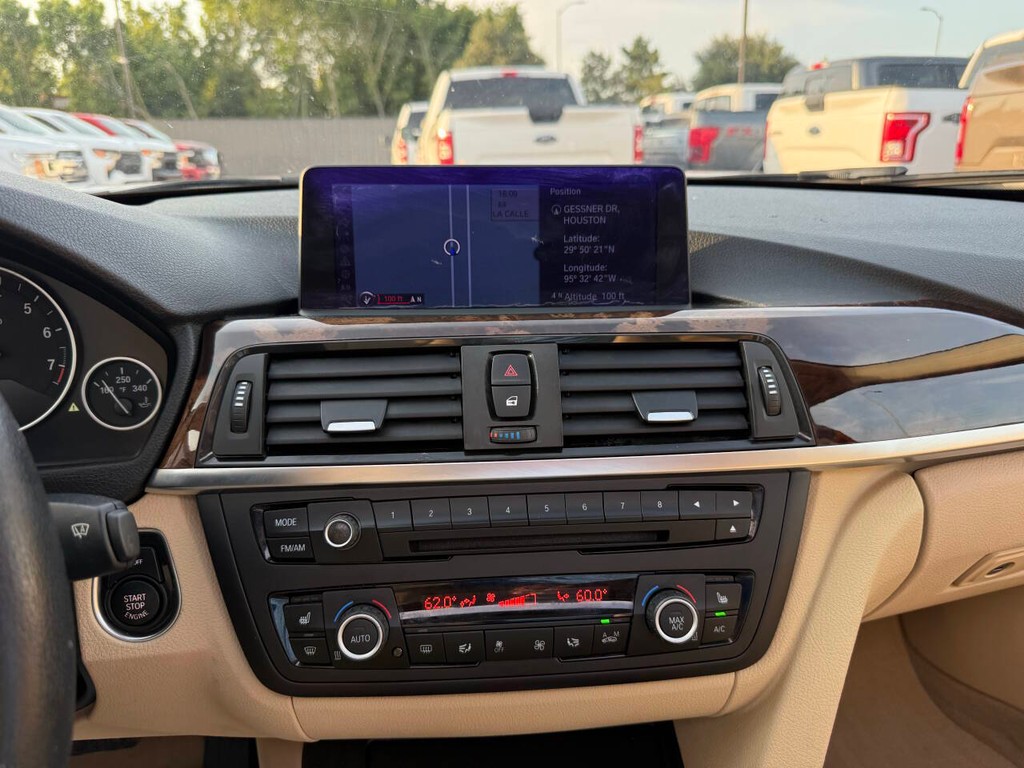BMW 3 Series Vehicle Full-screen Gallery Image 24