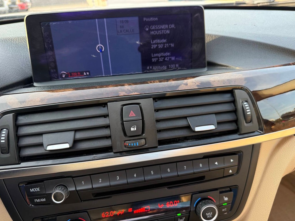 BMW 3 Series Vehicle Full-screen Gallery Image 26