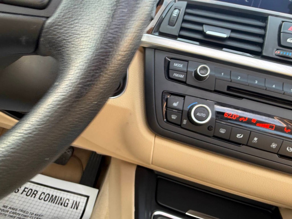 BMW 3 Series Vehicle Full-screen Gallery Image 28