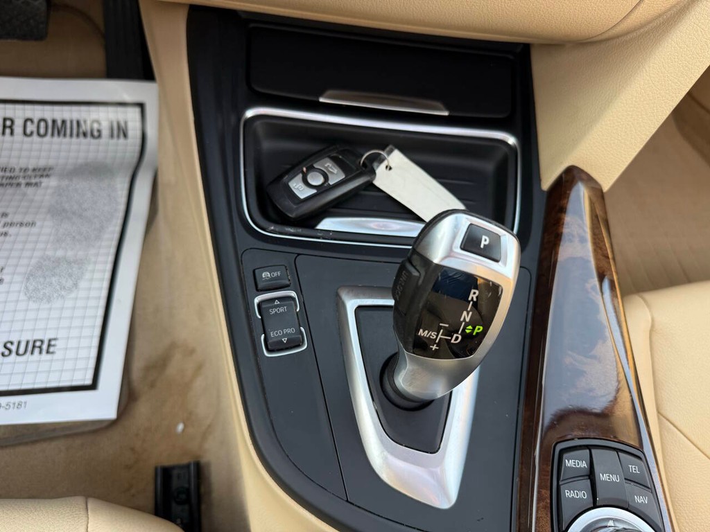 BMW 3 Series Vehicle Full-screen Gallery Image 29