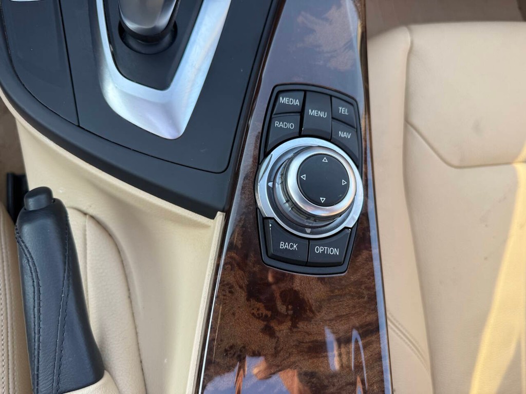 BMW 3 Series Vehicle Full-screen Gallery Image 30