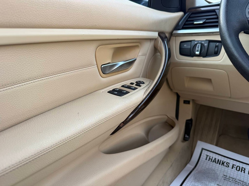 BMW 3 Series Vehicle Full-screen Gallery Image 31