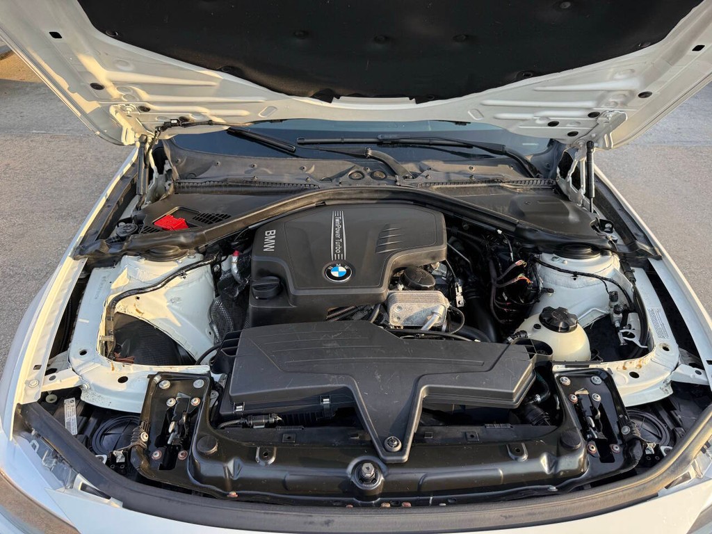 BMW 3 Series Vehicle Full-screen Gallery Image 36