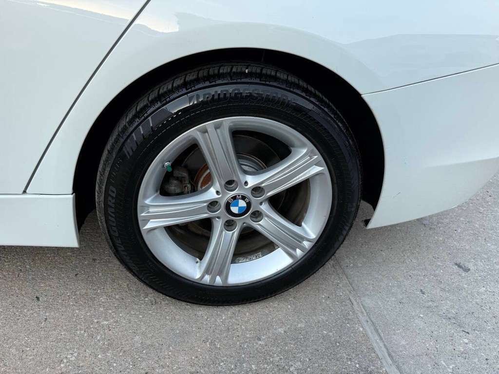 BMW 3 Series Vehicle Full-screen Gallery Image 37