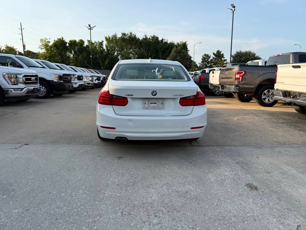 BMW 3 Series Vehicle Full-screen Gallery Image 39