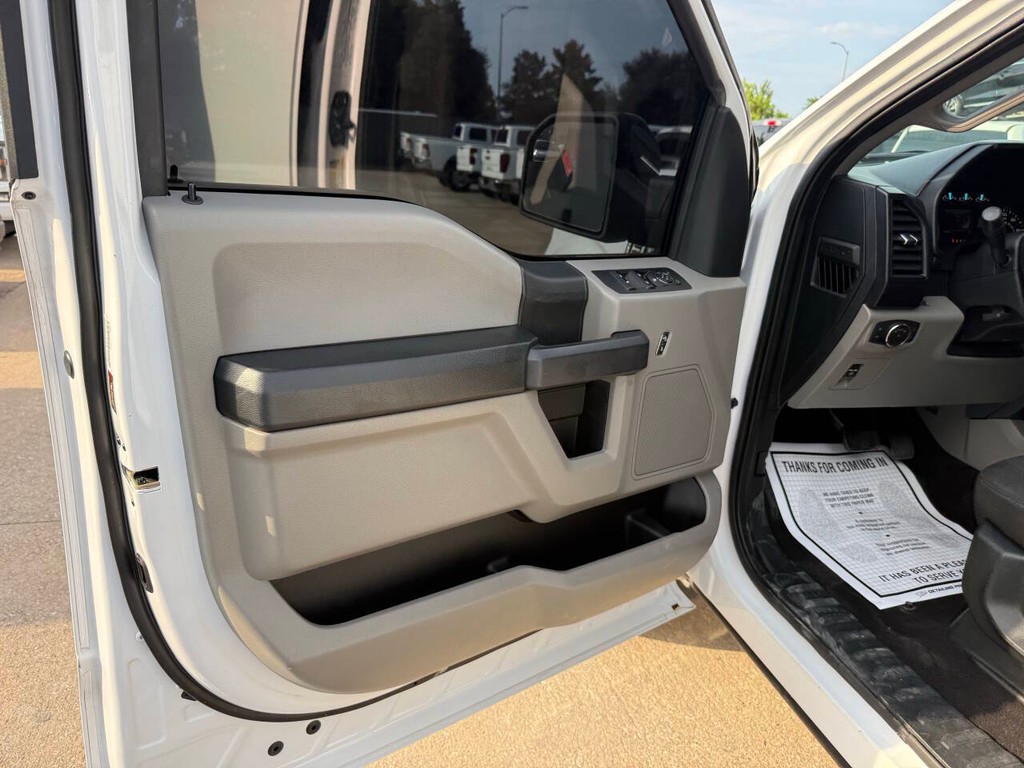 Ford F-150 Vehicle Full-screen Gallery Image 08