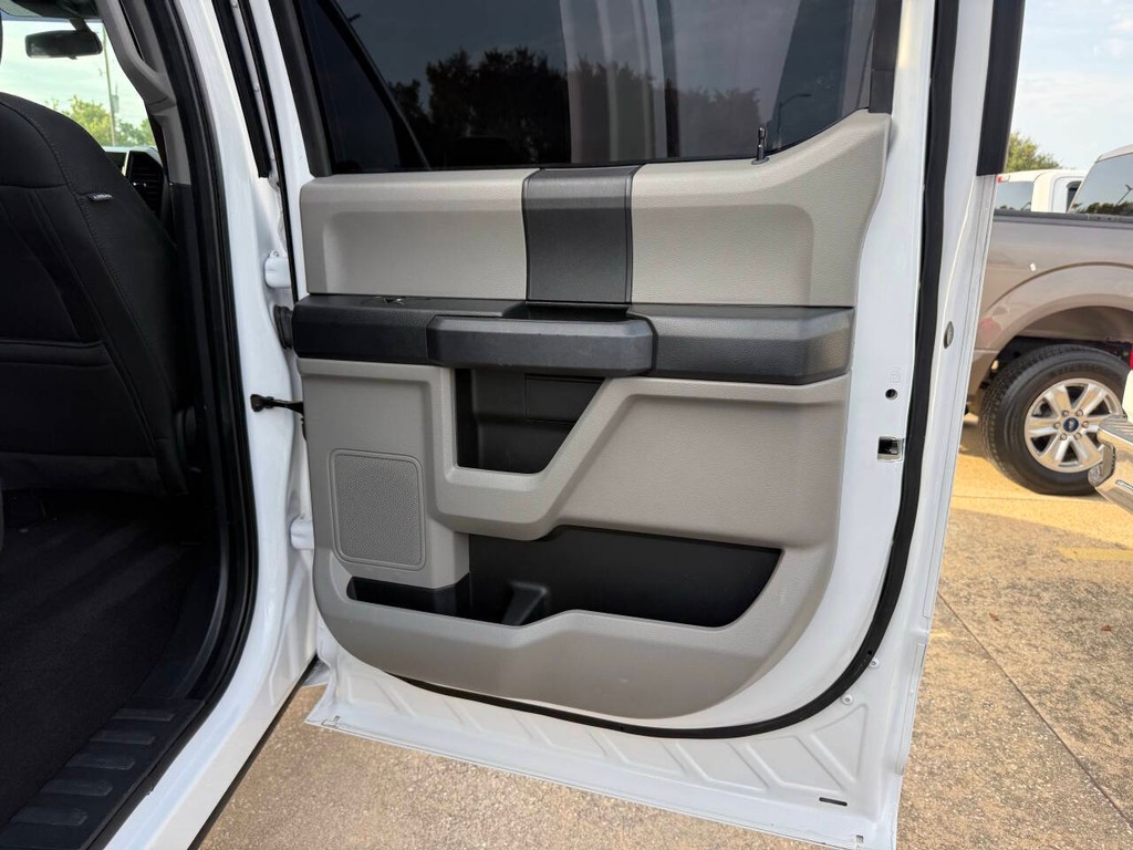 Ford F-150 Vehicle Full-screen Gallery Image 16
