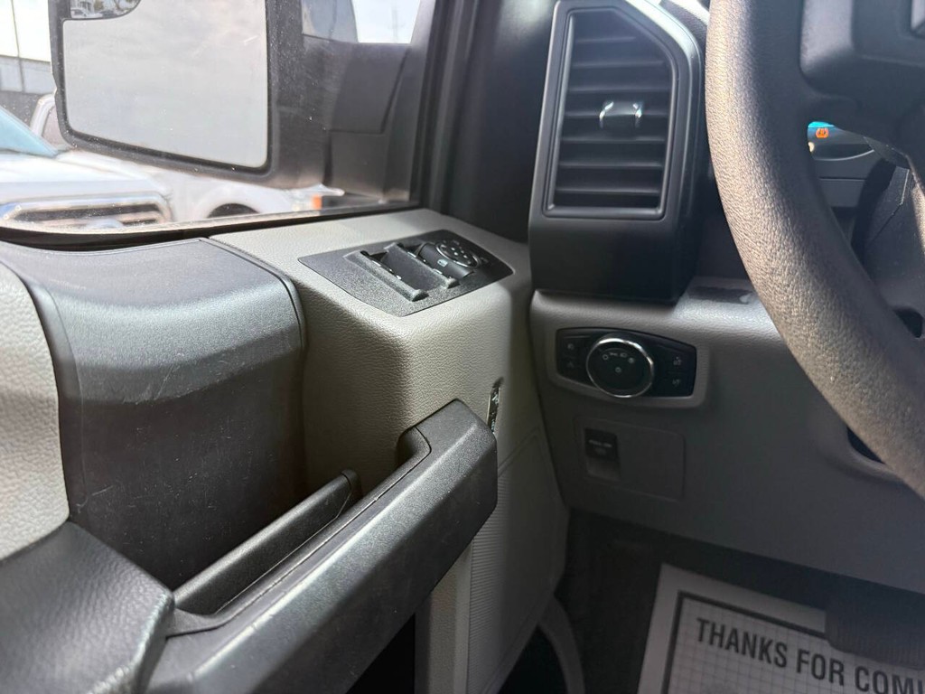 Ford F-150 Vehicle Full-screen Gallery Image 30