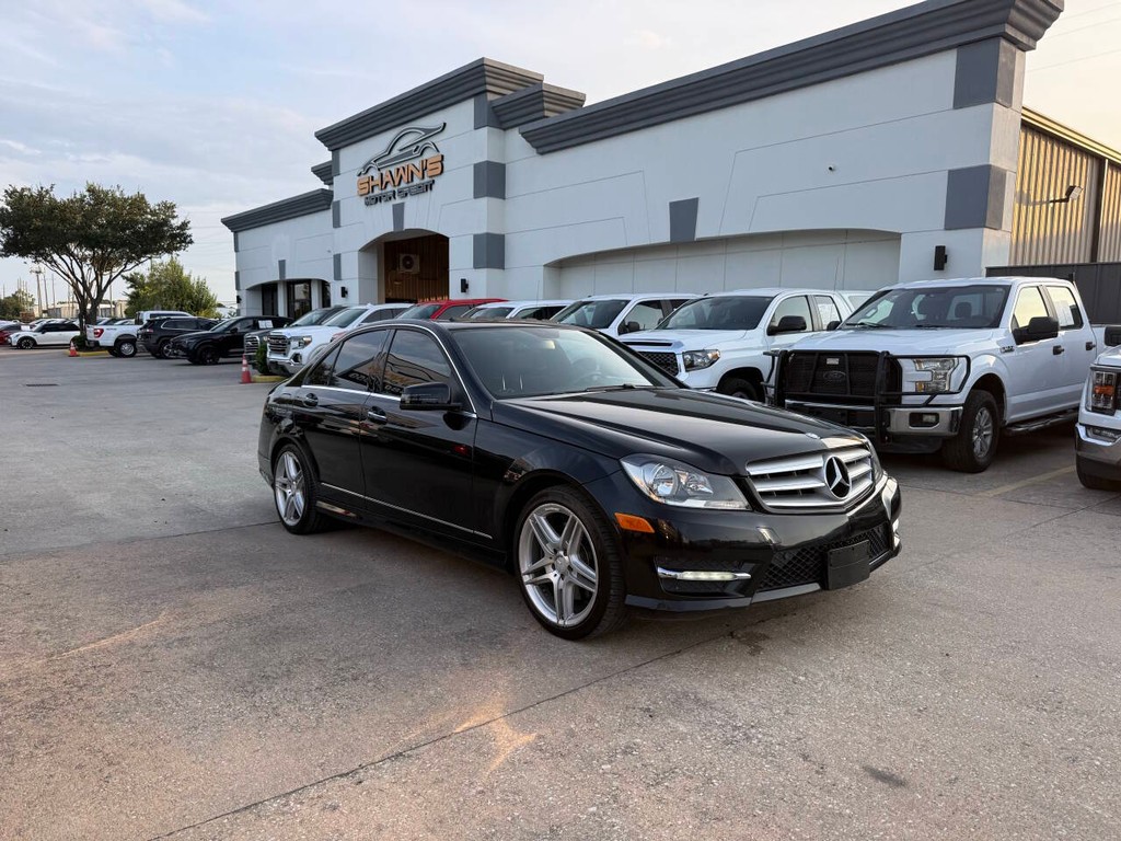 Mercedes-Benz C-Class Vehicle Full-screen Gallery Image 02