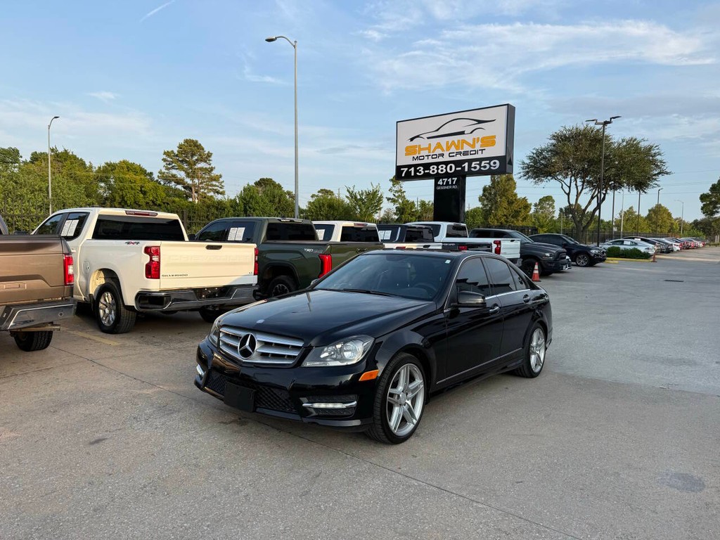 Mercedes-Benz C-Class Vehicle Full-screen Gallery Image 03