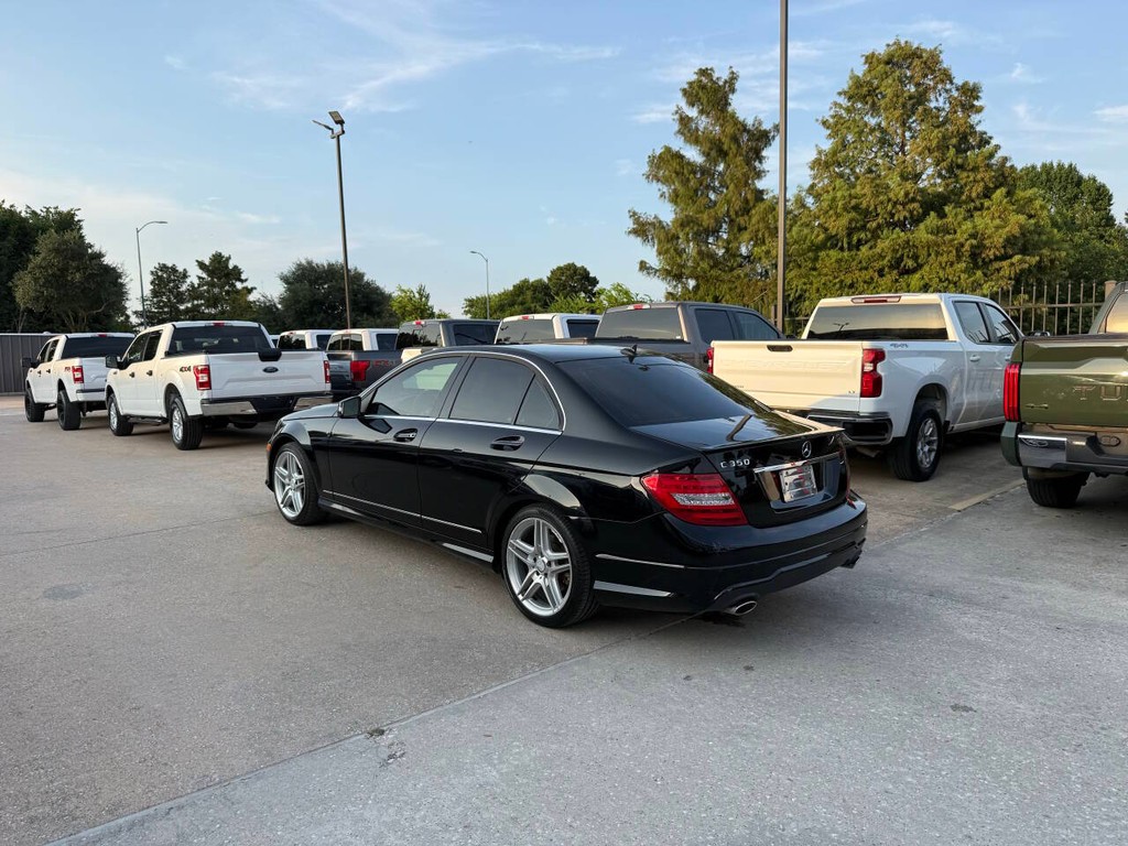 Mercedes-Benz C-Class Vehicle Full-screen Gallery Image 04