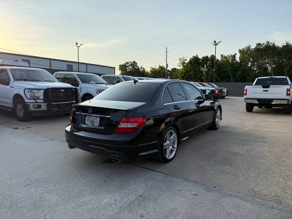 Mercedes-Benz C-Class Vehicle Full-screen Gallery Image 05