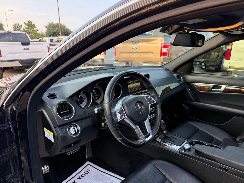 Mercedes-Benz C-Class Vehicle Full-screen Gallery Image 06