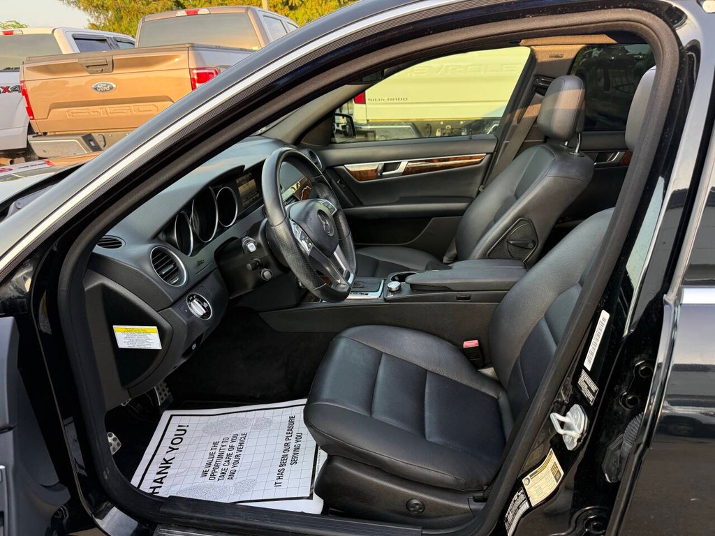 Mercedes-Benz C-Class Vehicle Full-screen Gallery Image 07