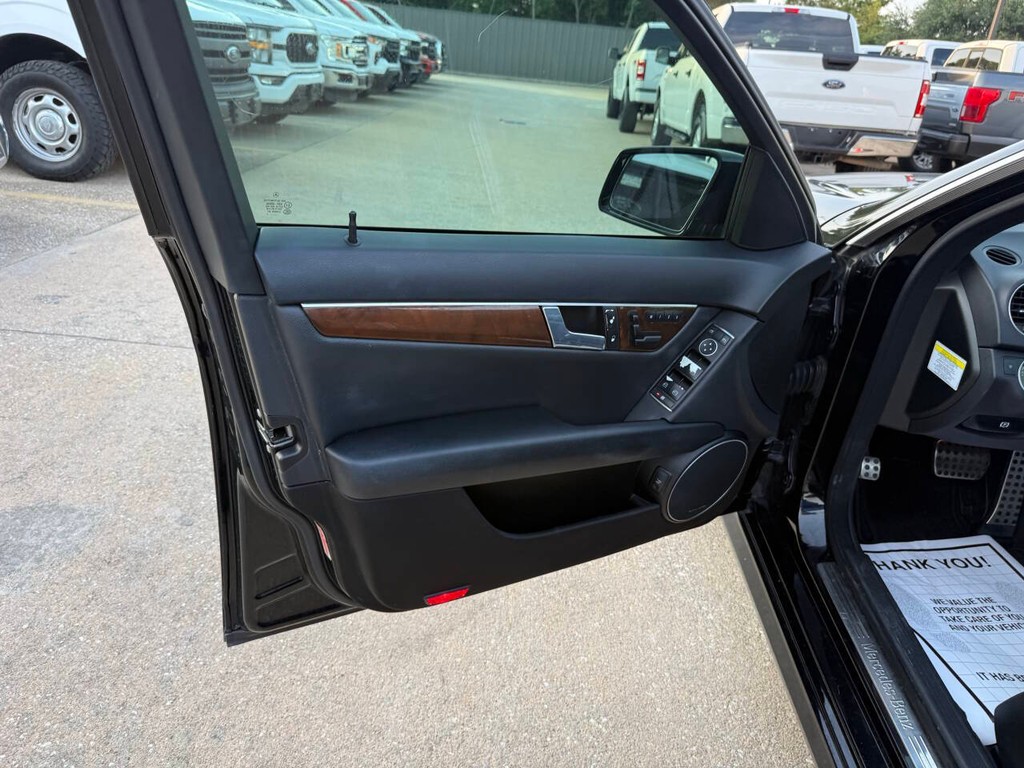 Mercedes-Benz C-Class Vehicle Full-screen Gallery Image 08