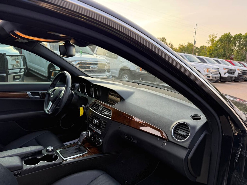 Mercedes-Benz C-Class Vehicle Full-screen Gallery Image 09