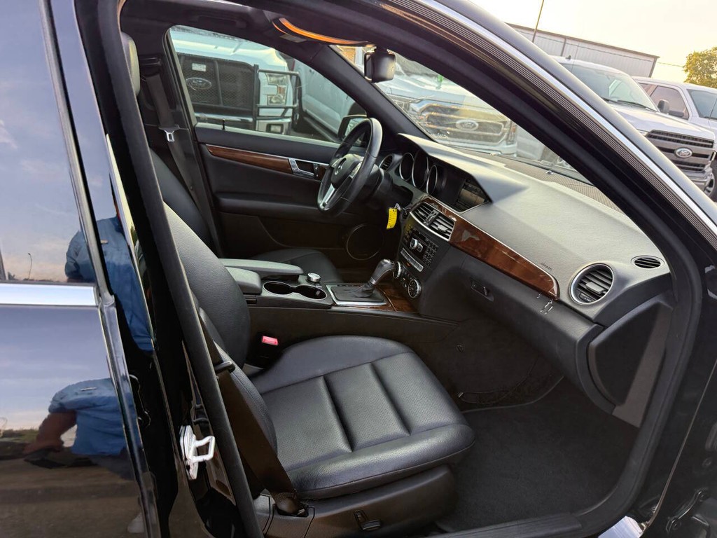 Mercedes-Benz C-Class Vehicle Full-screen Gallery Image 10