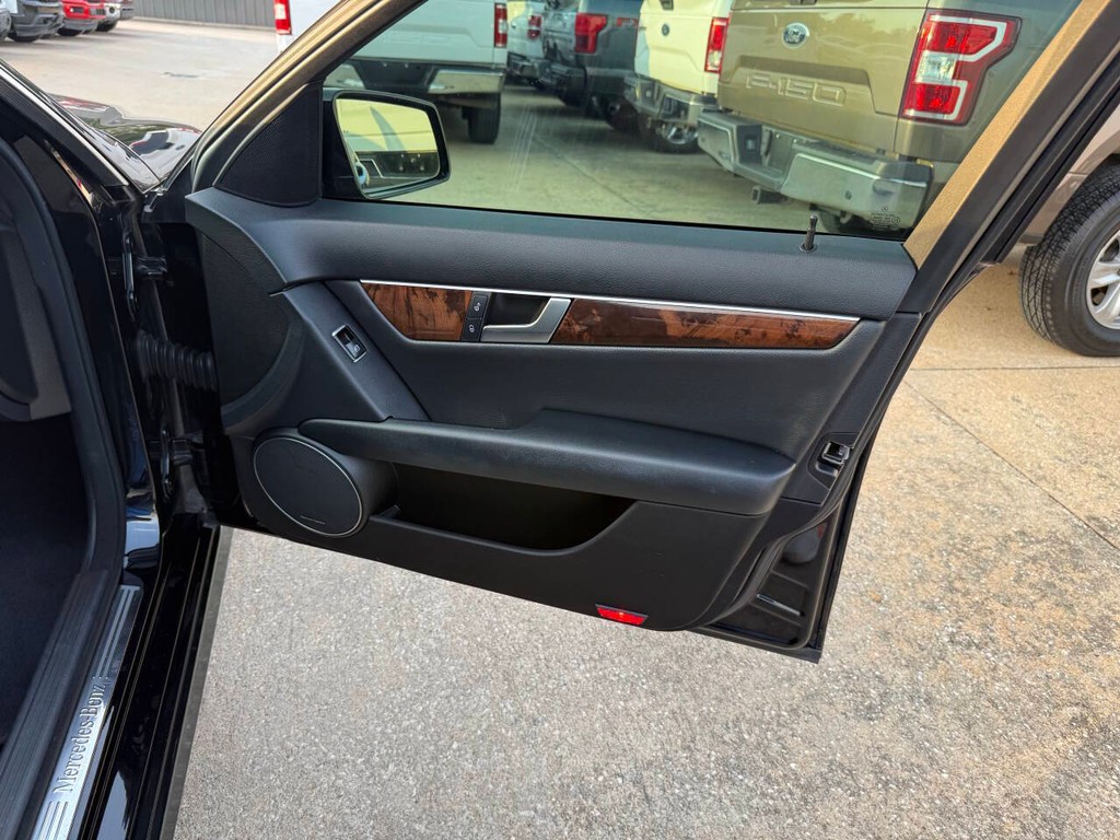 Mercedes-Benz C-Class Vehicle Full-screen Gallery Image 11