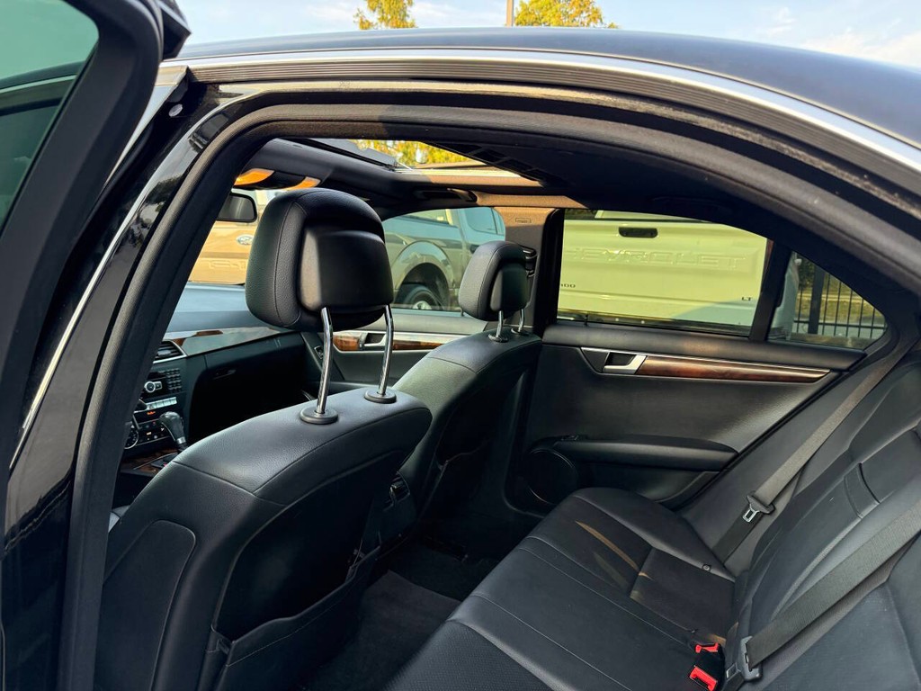 Mercedes-Benz C-Class Vehicle Full-screen Gallery Image 12