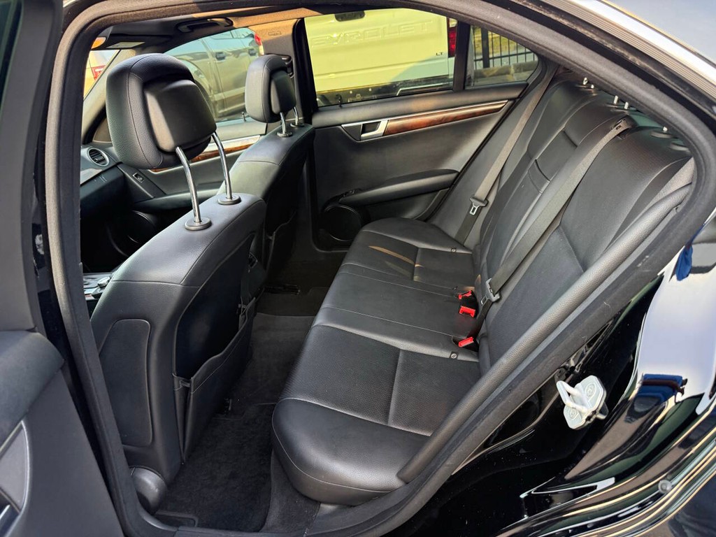 Mercedes-Benz C-Class Vehicle Full-screen Gallery Image 13