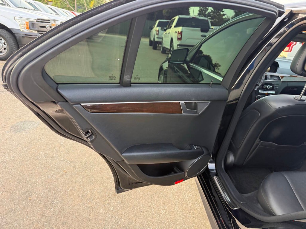 Mercedes-Benz C-Class Vehicle Full-screen Gallery Image 14