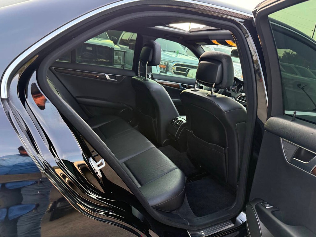 Mercedes-Benz C-Class Vehicle Full-screen Gallery Image 15