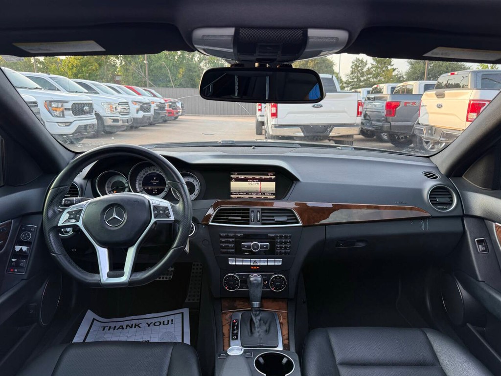 Mercedes-Benz C-Class Vehicle Full-screen Gallery Image 17