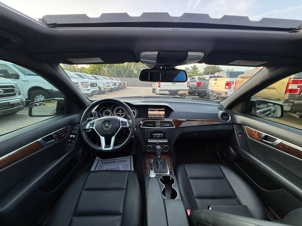 Mercedes-Benz C-Class Vehicle Full-screen Gallery Image 18