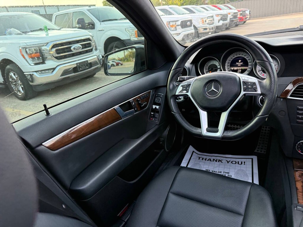 Mercedes-Benz C-Class Vehicle Full-screen Gallery Image 19