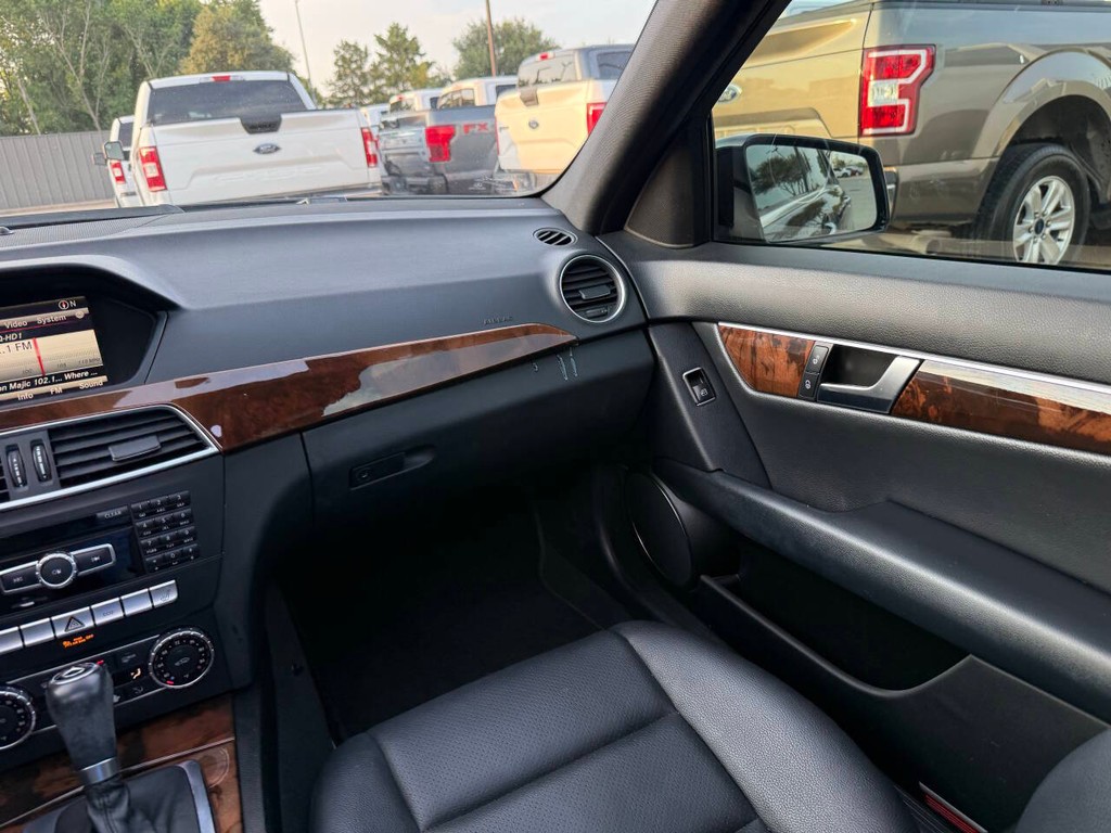 Mercedes-Benz C-Class Vehicle Full-screen Gallery Image 20