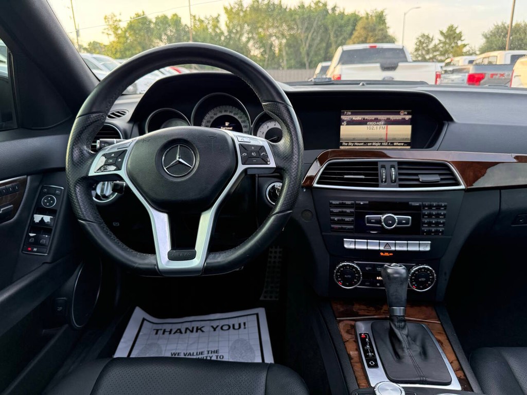 Mercedes-Benz C-Class Vehicle Full-screen Gallery Image 21