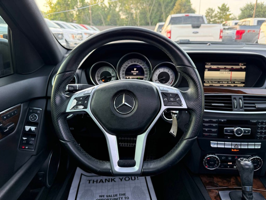 Mercedes-Benz C-Class Vehicle Full-screen Gallery Image 22