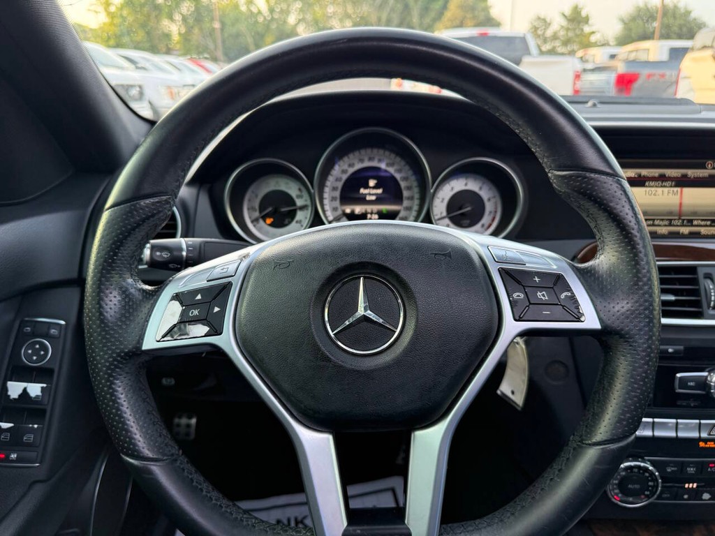 Mercedes-Benz C-Class Vehicle Full-screen Gallery Image 23