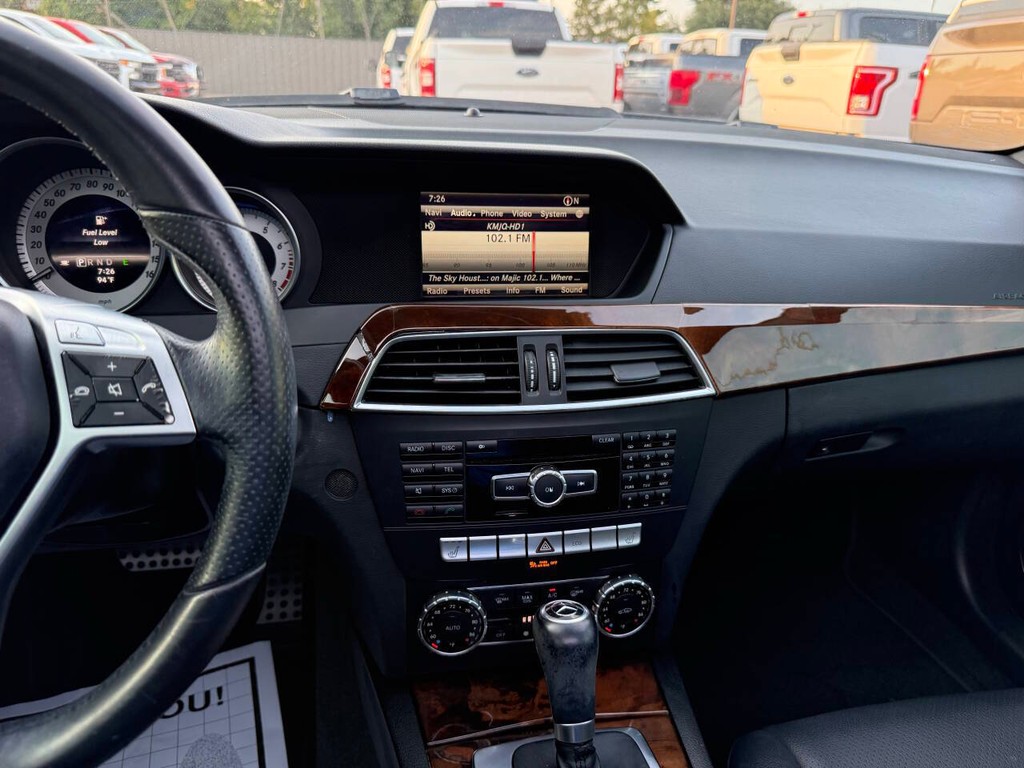 Mercedes-Benz C-Class Vehicle Full-screen Gallery Image 24