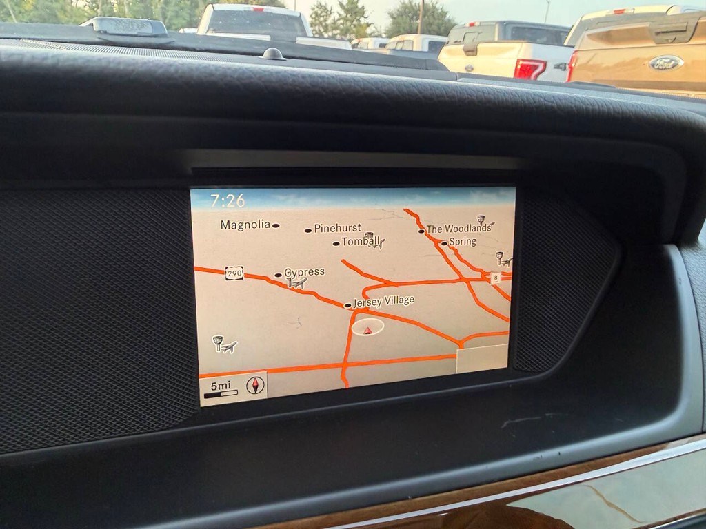 Mercedes-Benz C-Class Vehicle Full-screen Gallery Image 26