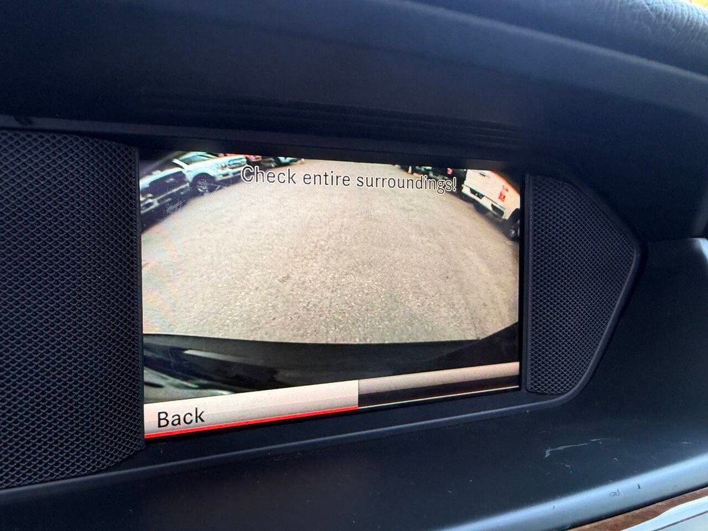 Mercedes-Benz C-Class Vehicle Full-screen Gallery Image 27
