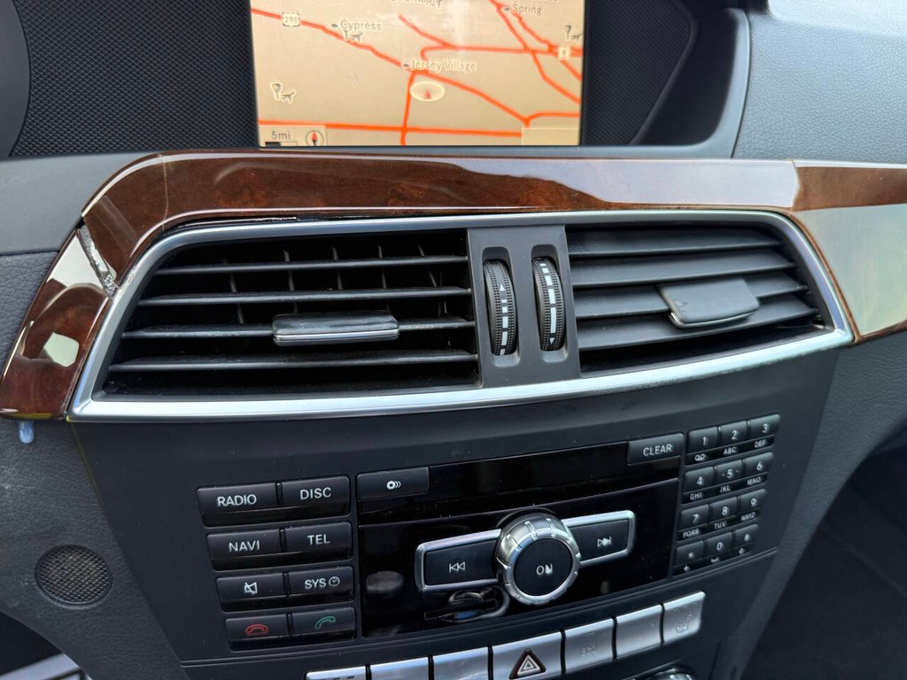 Mercedes-Benz C-Class Vehicle Full-screen Gallery Image 28