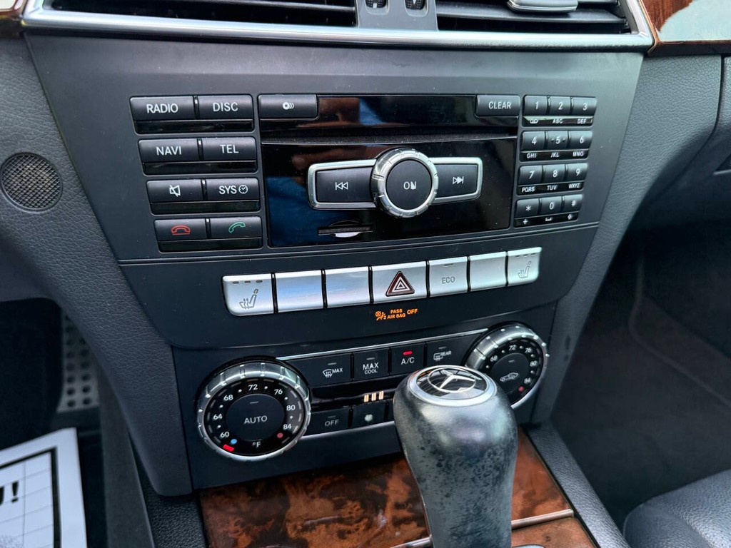 Mercedes-Benz C-Class Vehicle Full-screen Gallery Image 29