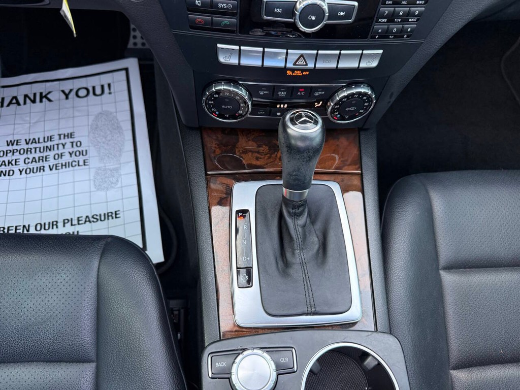 Mercedes-Benz C-Class Vehicle Full-screen Gallery Image 30