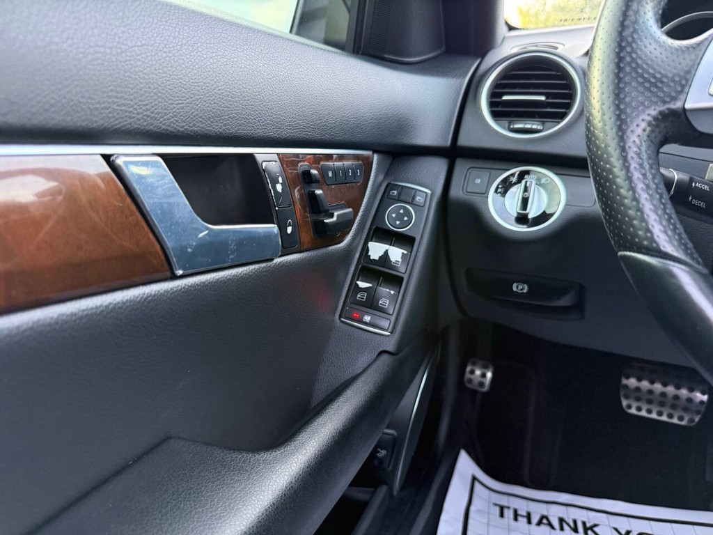 Mercedes-Benz C-Class Vehicle Full-screen Gallery Image 31