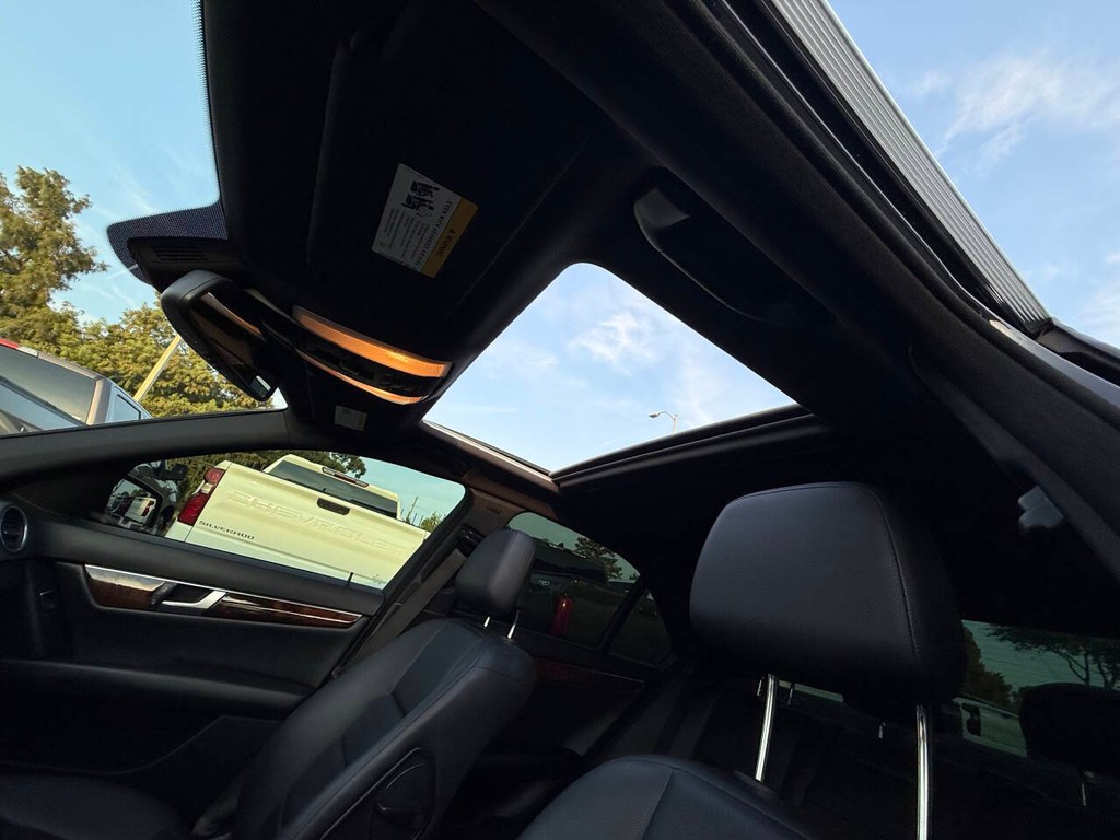Mercedes-Benz C-Class Vehicle Full-screen Gallery Image 32