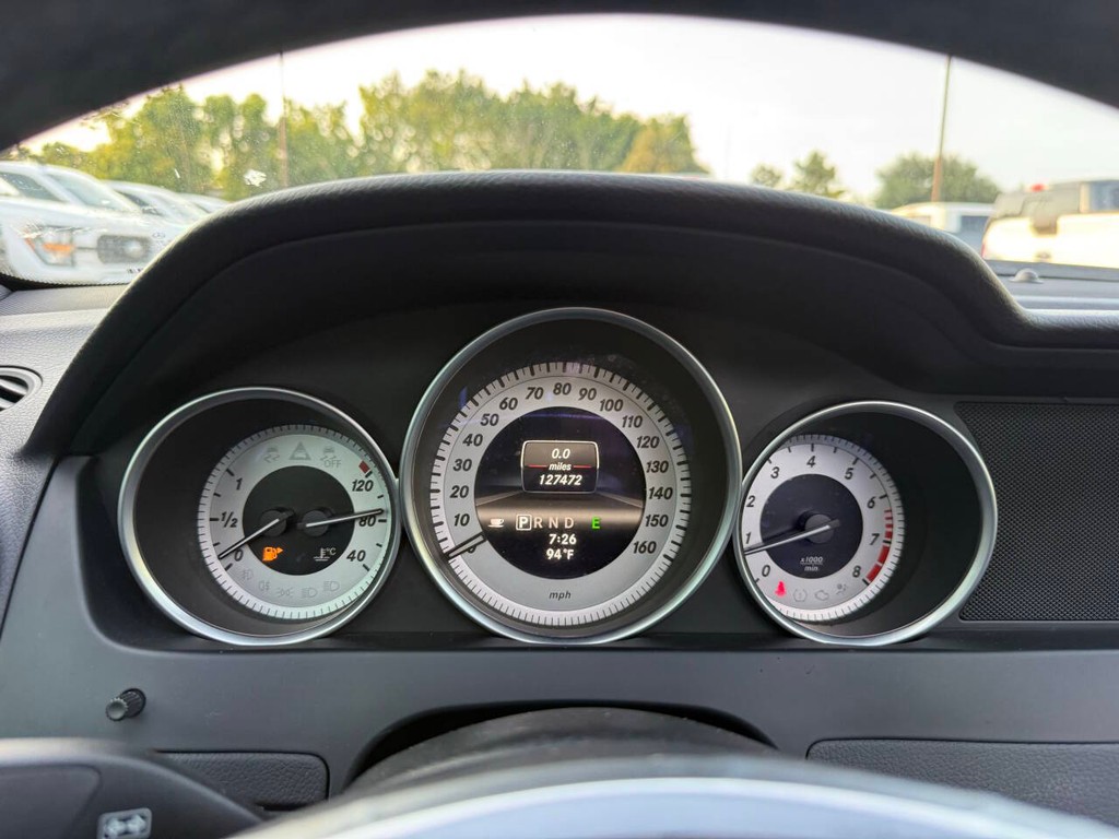 Mercedes-Benz C-Class Vehicle Full-screen Gallery Image 33