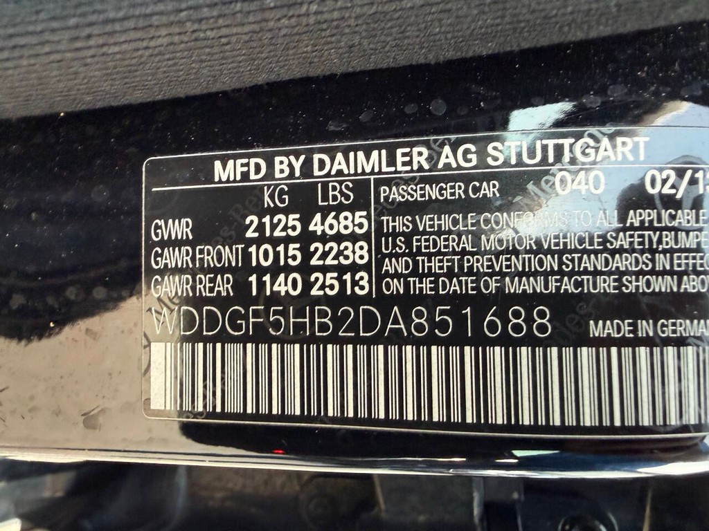 Mercedes-Benz C-Class Vehicle Full-screen Gallery Image 35
