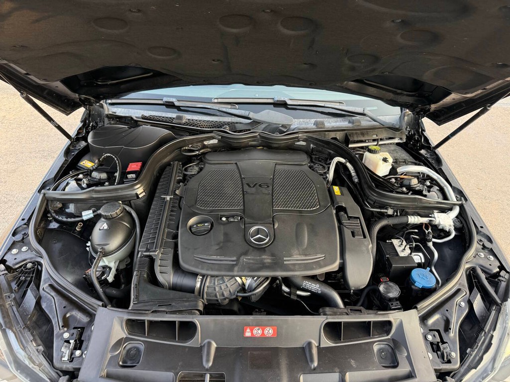 Mercedes-Benz C-Class Vehicle Full-screen Gallery Image 36